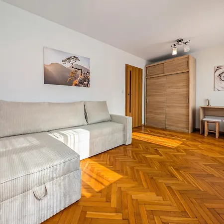 Rynek Living By Bookinghost